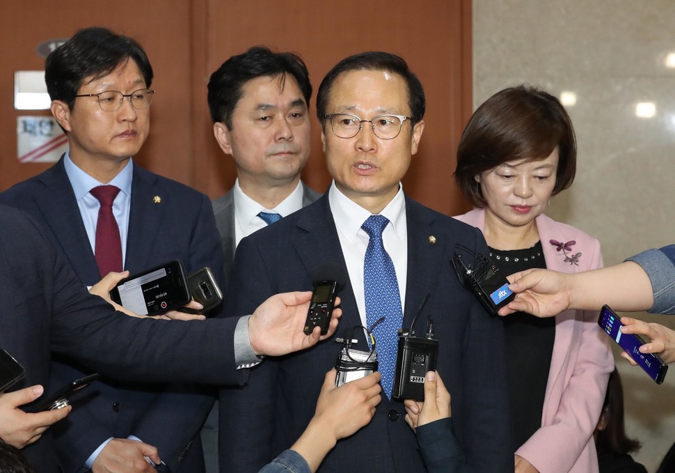 홍영표 더불어민주당 원내대표가 21일 오후 국회 정론관에서 염동열·홍문종 자유한국당 의원의 체포동의안이 부결된 것과 관련해 “당내에서 일부 이탈표가 나온 것에 대해 원내대표로서 책임을 통감한다”고 밝힌 뒤 기자들의 질문에 답하고 있다.  강창광 기자 chang@hani.co.kr.