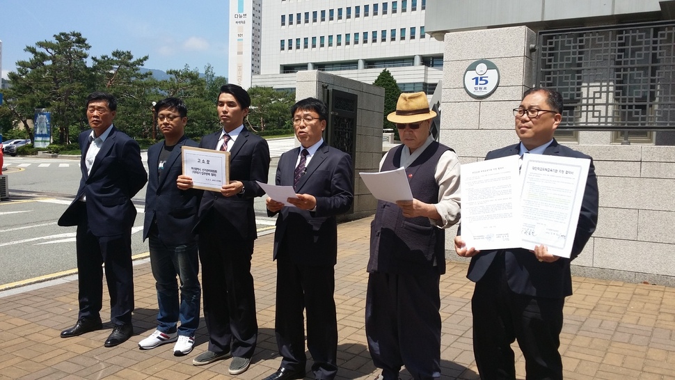 21일 부산지검 앞에서 6·13 지방선거 부산시교육감 예비후보로 출마한 박효석 전 아시아공동체학교 교장(가운데)이 공직선거법 위반 등 혐의로 부산시교육청과 김석준 교육감, 부산시선거관리위원회 등을 검찰에 고발하는 기자회견을 열었다.