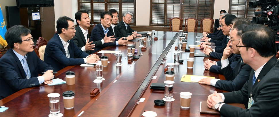 임종석 청와대 비서실장이 지난 3일 청와대 여민관에서 열린 판문점 선언 이행추진위 1차 회의에서 들머리 발언을 하고 있다. 2018.5.3 /청와대사진기자단=한경 허문찬 기자 sweat@hankyung.com