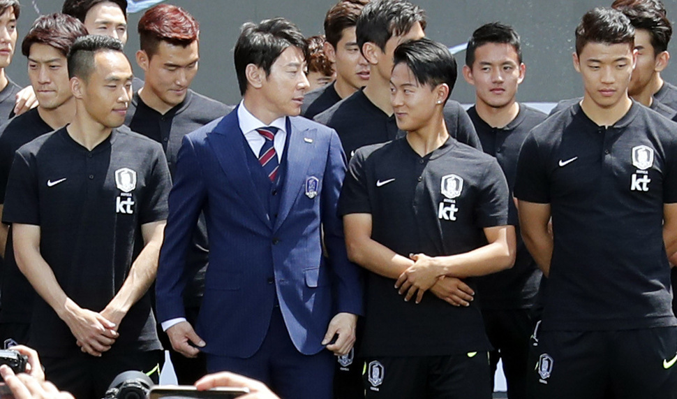 한국축구 국가대표팀 신태용 감독과 이승우가 21일 낮 서울광장에서 열린 축구대표팀 월드컵 출정식 행사에서 대화하고 있다. 박종식 기자 anaki@hani.co.kr