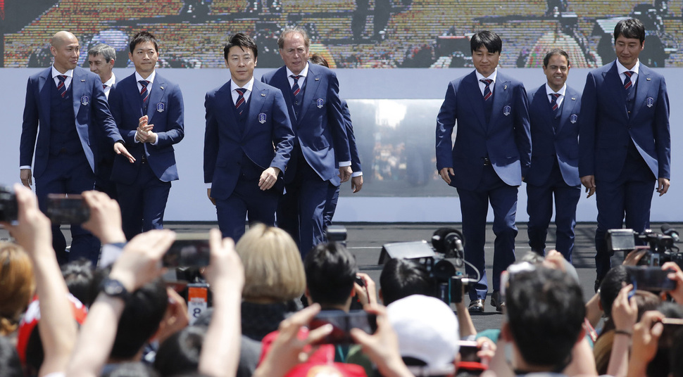 신태용 감독(왼쪽 넷째)을 비롯한 2018 러시아월드컵에 출전하는 한국축구 국가대표팀 코치진이 21일 낮 서울광장에서 열린 출정식 행사에서 무대 위를 걸어나오고 있다. 박종식 기자 anaki@hani.co.kr