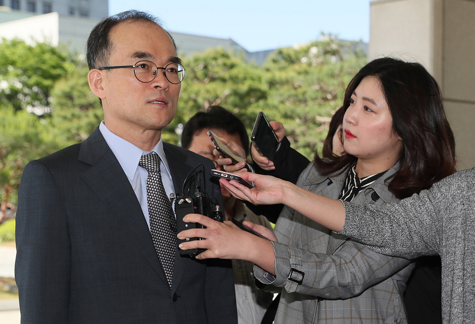 문무일 검찰총장이 21일 오전 서울 서초구 대검찰청으로 출근하며 취재진의 질문에 답하고 있다. 연합뉴스