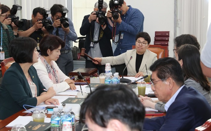 국회 환경노동위원회 고용노동소위원회가 21일 오후 최저임금 산입범위 등을 논의하기위해 열리고 있다. 강창광 기자 chang@hani.co.kr.