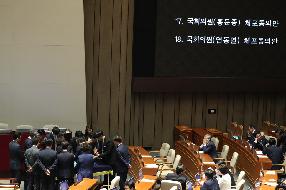 국회는 21일 본회의를 열어 뇌물·횡령·배임 혐의 등을 받고 있는 홍문종 의원 체포동의안을 찬성 129, 반대 140, 기권 2, 무효 3표로 부결했다. 직권남용 및 업무방해 혐의를 받고 있는 염동열 의원 체포동의안도 찬성 98, 반대 172, 기권 1, 무효 4표로 반대표가 훨씬 많았다. 강창광 기자 chang@hani.co.kr.