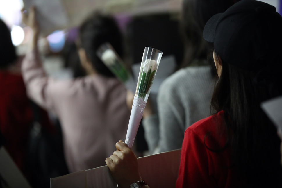 19일 서울 신촌역 인근에서 불꽃페미액션 관계자들이 출범 2주년 맞아 ‘‘여성에게 안전한 밤거리‘‘를 요구하며 행진하고 있다. 연합뉴스