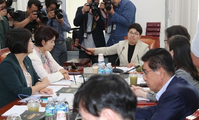 [한겨레 사설] 정쟁화된 ‘최저임금 논쟁’, 이젠 고리 끊어야