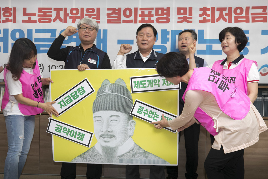 최저임금위원회 노동자 위원들이 5월 17일 오전 서울 중구 프레스센터에서 민주노총과 한국노총 조합원, 최저임금연대 회원 등과 함께 기자회견을 열어 최저임금으로 1만원 즉시 실현을 촉구하고 있다. 김성광 기자 flysg2@hani.co.kr