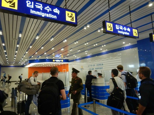 북한 풍계리 핵실험장 폐기 취재에 초대받은 외신 기자들이 22일 원산 갈마공항에 도착해 입국 수속을 하고 있다. 신화뉴스 트위터 갈무리