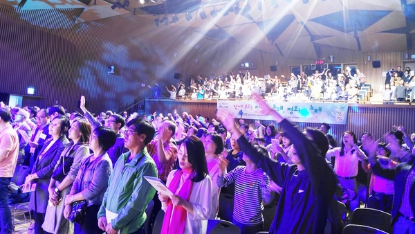 공연 마지막 순서로 평화의 나무 합창단과 주주·독자 관객들이 ‘함께 가자 우리 이길을’ 노래를 합창하고 있다.