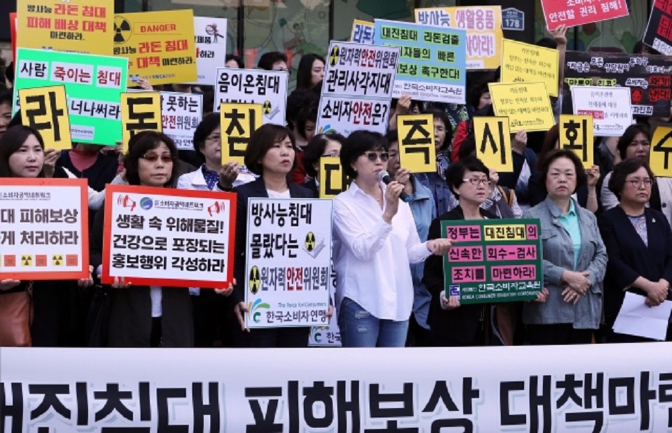 한국소비자단체협의회 등 시민사회단체 회원들이 2018년 5월21일 오전 서울 종로구 원자력안전위원회 앞에서 방사성물질 라돈이 검출된 대진침대의 소비자피해보상 등을 촉구하는 기자회견에서 한 피해자가 증언을 하고 있다. 김경호 선임기자 jijae@hani.co.kr