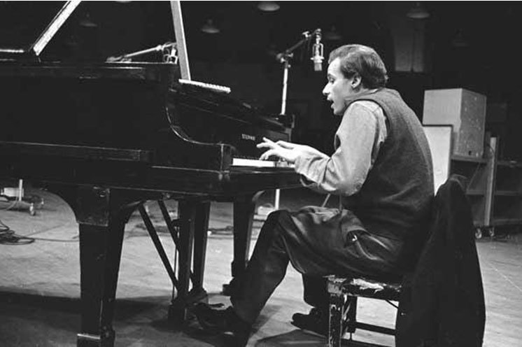 1963년 3월 뉴욕 맨해튼 컬럼비아 음반사의 녹음 스튜디오에서 연주 중인 글렌 굴드. 한겨레 제공.