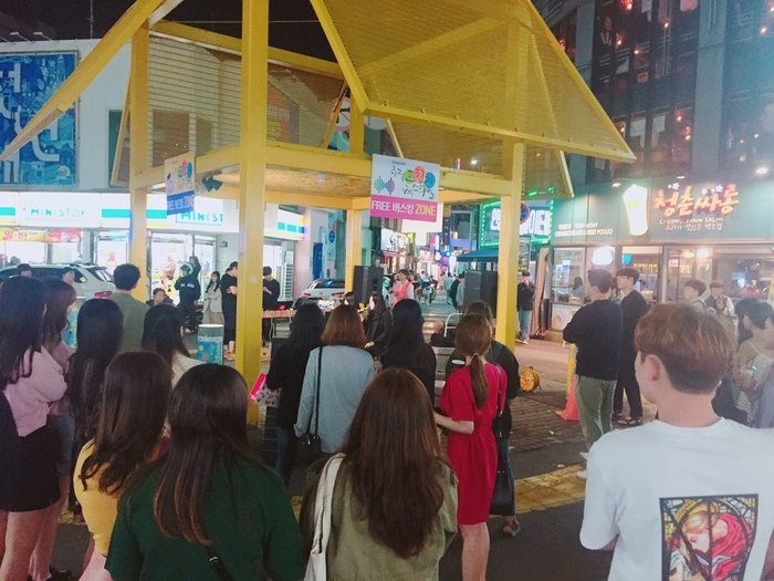 광주문화재단은 26일 양림동 펭귄마을 입구에서 광주프린지페스티벌 무대를 연다. 사진은 지난 19일 광주 도심 버스킹 무대. 광주시 제공