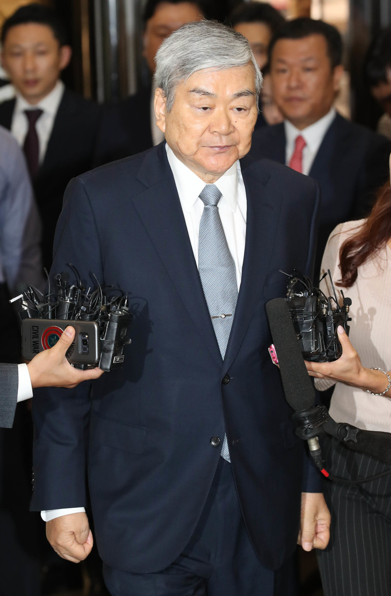 조양호 한진그룹 회장이 지난해 9월 자택 인테리어 공사에 회삿돈을 유용한 혐의로 경찰청에 피의자 신분으로 출석하고 있다. 김정효 기자 hyopd@hani.co.kr