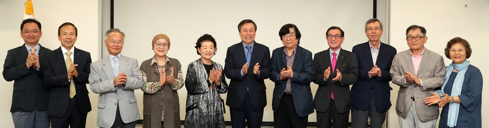 도종환 문화체육관광부 장관(왼쪽 여섯째)이 24일 서울 종로구 국립현대미술관 서울관 국제화상회의실에서 열린 국립한국문학관 설립추진위원회 출범식에서 위원들과 함께 기념촬영을 하고 있다. 문화체육관광부 제공