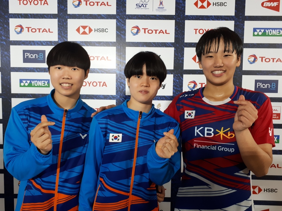 한국 여자배드민턴 대표팀의 여고생 3총사 백하나(왼쪽부터), 이유림, 안세영이 24일 타이 방콕에서 열린 2018 우버컵 8강전에서 맹활약한 뒤 포즈를 취하고 있다. 한국은 캐나다를 3-1로 누르고 동메달을 확보했다. 대한배드민턴협회 제공