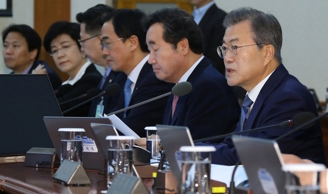 소득분배 지표가 최악으로 나타나 정부의 어깨가 무거워졌다. 문재인 대통령이 지난 4월24일 청와대에서 열린 국무회의에서 발언하고 있다. 청와대 사진기자단