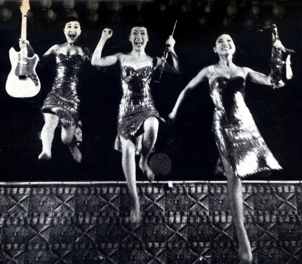 한국 최초의 공식 걸그룹 ‘김시스터즈’가 1960년 미국 라스베이거스에서 공연하는 모습. 안나푸르나 제공