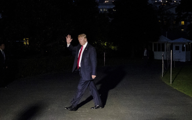 도널드 트럼프 미국 대통령이 23일(현지시각) 저녁 뉴욕에서 열린 이민 관련 행사에 참석한 뒤 백악관으로 돌아와 숙소로 들어가며 손을 흔들고 있다. UPI 연합뉴스
