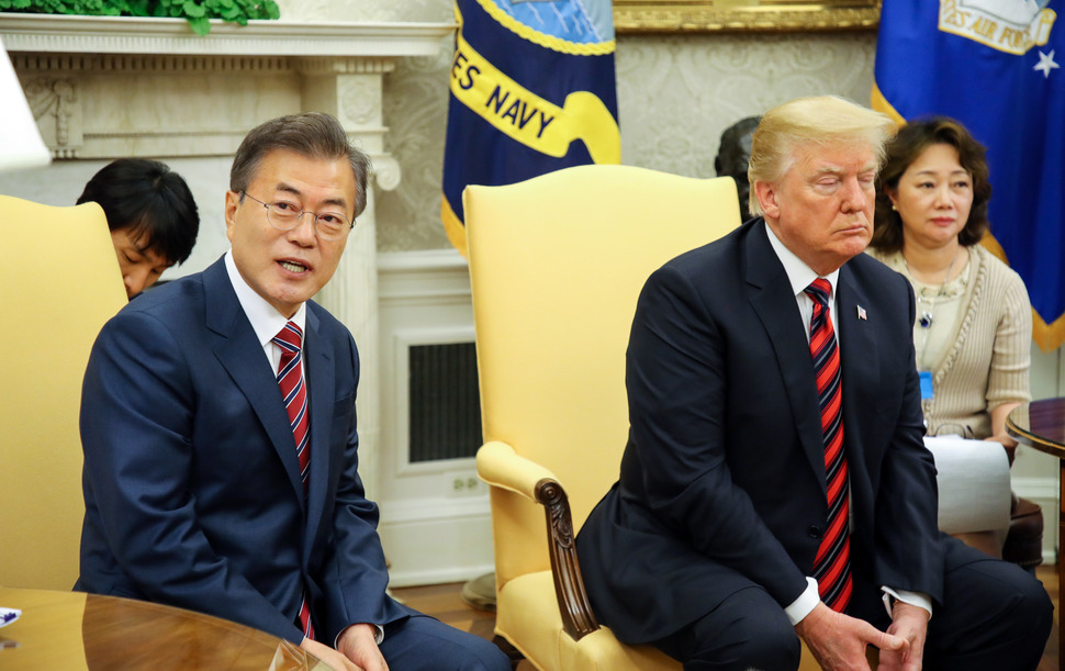 문재인 대통령과 도널드 트럼프 미국 대통령이 22일 오후(현지시간) 백악관 오벌오피스에서 열린 한·미 정상 단독회담에서 기자들의 질문에 답하고 있다. 2018.5.23 연합뉴스