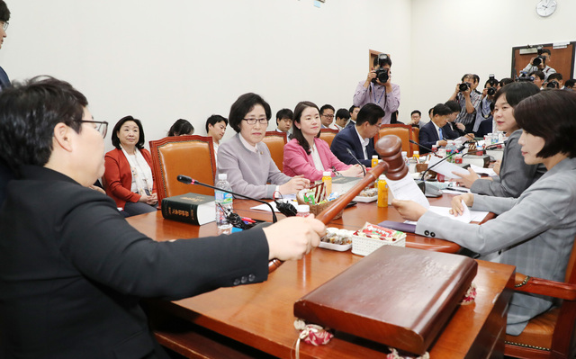 환경노동위원회 고용노동소위가 24일 오후 국회에서 열리고 있다. 임이자 소위원장이 최저임금 산입범위 조정 등과 관련한 회의를 주재하고 있다. 연합뉴스