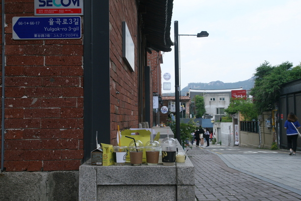 여행객의 또다른 ‘흔적’은 곳곳에 버려진 쓰레기다. 지난 22일 서울 종로구 안국동에서 소격동으로 이어지는 길가에 일회용컵들이 버려져 있다.
