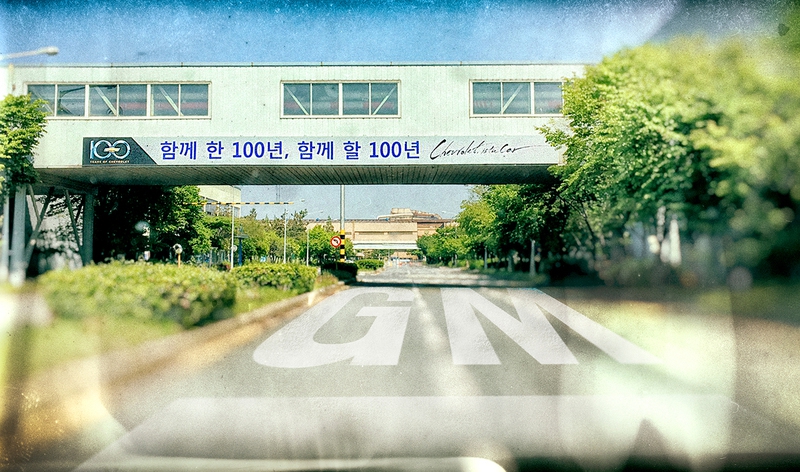 “함께 한 100년, 함께 할 100년.” 건물과 건물을 잇는 통로 외벽에서 표어 하나가 ‘지켜지지 않은 약속’이 되어 의미를 잃었다. 폐쇄가 발표된 2월13일 이후 한국지엠 군산공장(소룡동·사진)에선 차도 사람도 사라졌다. 5월31일 군산공장이 공식 폐쇄된다. 희망퇴직자들의 퇴직도 이날 공식 처리된다. 대우자동차로 설립돼 한국지엠으로 사라지는 군산공장은 국내에서 폐쇄 처분되는 첫 완성차 공장이다. 지엠이 떠난 군산은 한국의 3대 주력산업(전자·조선·자동차) 중 2개 업종 대기업(현대중공업 군산조선소 포함)이 철수하는 유일한 도시가 됐다. 군산시민들이 전에 겪어본 적 없는 위기감이 도시 전체를 휘감고 있다. 정부 지원안 발표(5월10일) 뒤 ‘지엠 사태’가 일단락됐다고들 한다. 사업과 숫자 계산엔 일단락이 있어도 사람의 삶엔 일단락이 없다. 전 지구를 사업장으로 삼아 공장을 짓고 폐쇄해온 거대 기업이 한국의 작은 도시를 쓰고 버릴 때, 쓸려나간 사람들의 이야기는 그때부터 시작된다. <한겨레> 토요판은 한 공장에서 일했던 서로 다른 처지의 사람들이 공장 폐쇄 이후 걸어갈 서로 다른 길을 따라간다. 그 길 위에서 원치 않는 소용돌이에 던져진 개인과, 그들을 끌어안고 추락하는 도시와, ‘그것이 경제원리’라고 설파하는 시스템과, 아무 일 없다는 듯 무심히 굴러가는 지구가 보일 것이다. 이것은 한국지엠 노동자와 군산만의 이야기가 아니다. 이 이야기는 나와 우리가 사는 이 세계의 구조다. 글·사진 이문영 기자 moon0@hani.co.kr, 그래픽 이정윤 기자 bbool@hani.co.kr