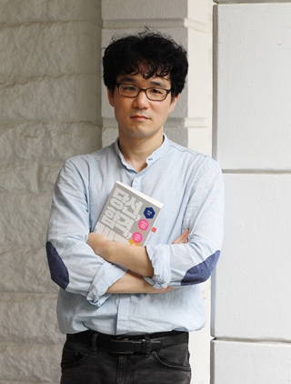 장강명 작가. 류우종 <한겨레21> 기자