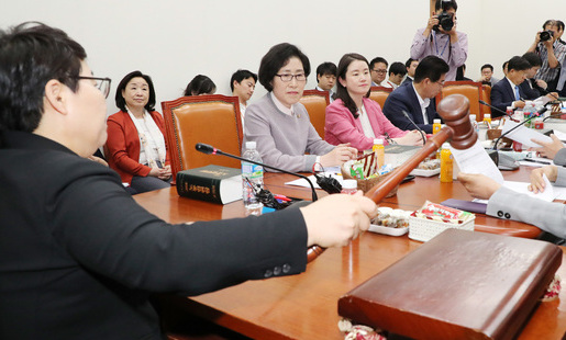 ‘최저임금 산입범위 확대’ 강행에 일부 의원 “이런 법안 처음 봐”