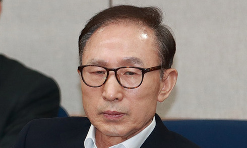 첫 공판서 모든 혐의 부인한 MB “앞으론 필요할 때만 출석” 