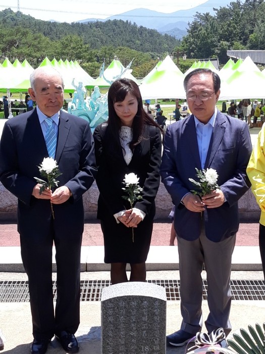제13회 들불상 수상자인 서지현 검사가 26일 국립5·18민주묘지를 찾아 참배하고 있다. 김남표 들불기념사업회 이사장(맨 왼쪽)과 노회찬 정의당 원내대표가 서 검사와 함께 헌화하고 있다.