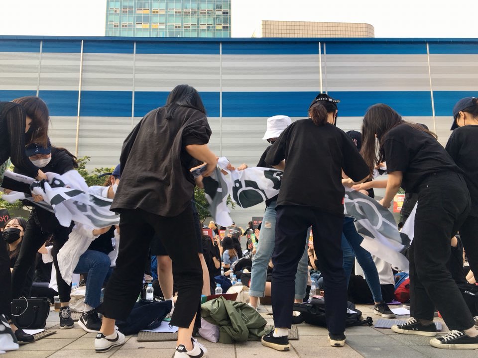 구호를 외치고 침묵시위를 이어가던 이들은 불법촬영에 반대한다는 의미로 카메라가 그려진 현수막을 찢는 퍼포먼스를 했다.