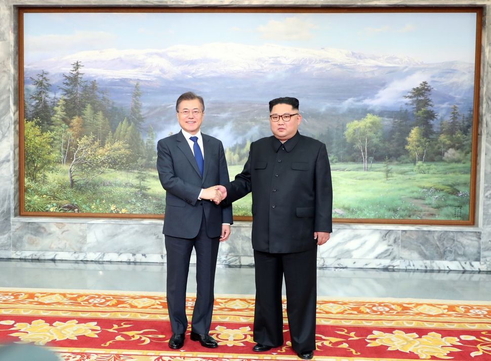 문재인 대통령과 김정은 국무위원장이 26일 오후 판문점 북측 통일각에서 정상회담을 하기 앞서 백두산 그림 앞에서 기념촬영을 하고 있다. 청와대 제공