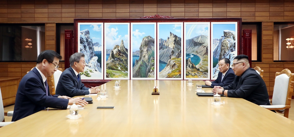 문대통령, 김정은 위원장과 두 번째 정상회담 개최 (서울=연합뉴스) 문재인 대통령과 김정은 국무위원장이 26일 오후 판문점 북측 통일각에서 정상회담을 하고 있다. 청와대 제공