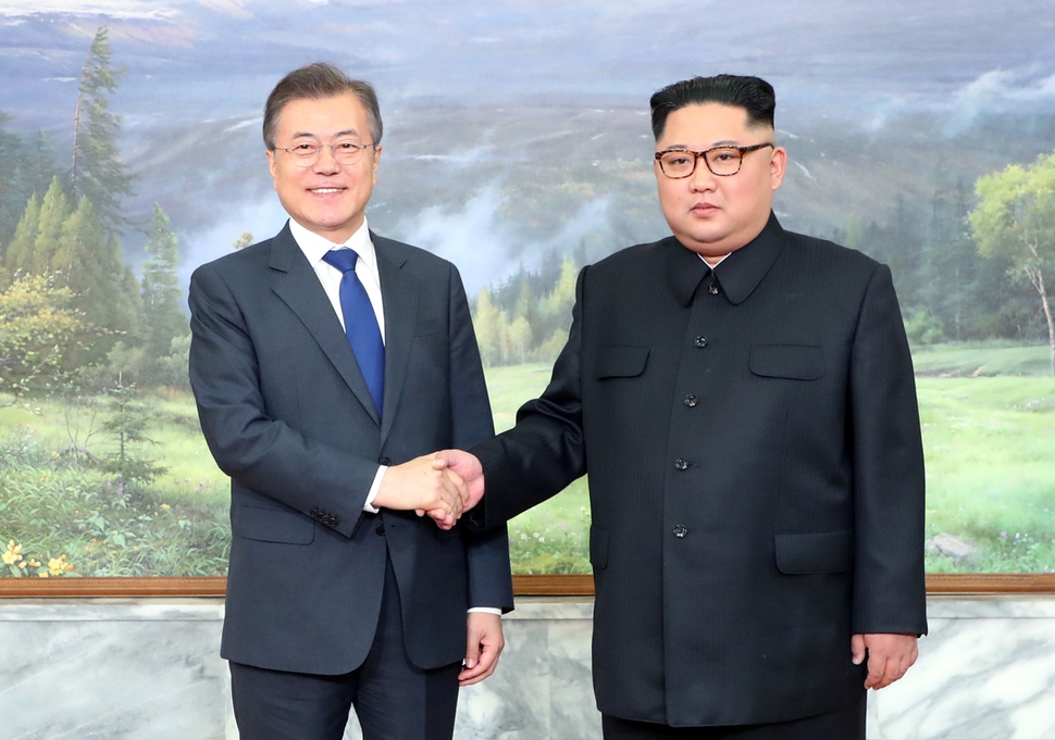 문재인 대통령과 김정은 국무위원장이 26일 오후 판문점 북측 통일각에서 정상회담을 하기 앞서 백두산 그림 앞에서 기념촬영을 하고 있다. 청와대 제공
