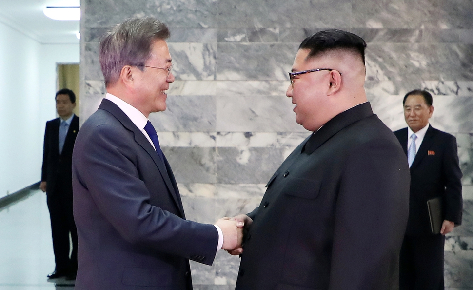 문재인 대통령과 북한 김정은 국무위원장이 26일 오후 판문점 북측 통일각에서 정상회담을 하기 앞서 악수를 하고 있다. 청와대 제공