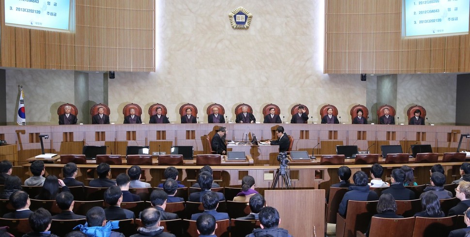 양승태 대법원장을 비롯한 대법관들이 2013년 12월18일 오후 서울 서초동 대법원에서 통상임금 관련 전원합의체 선고를 위해 대법정에 앉아있다. 박종식 기자 anaki@hani.co.kr