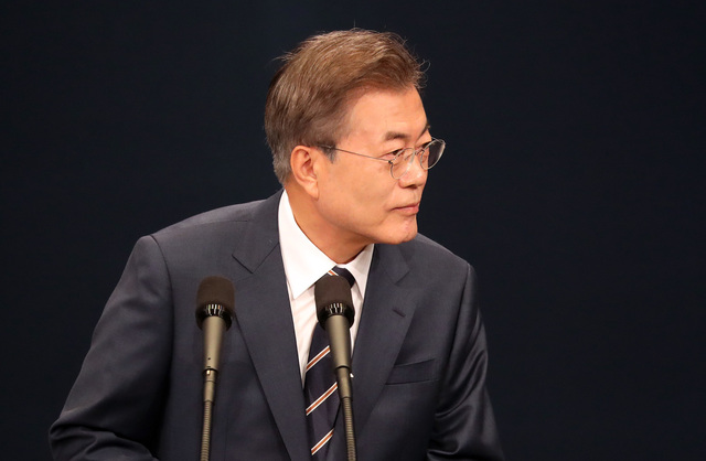 문재인 대통령이 27일 오전 청와대 춘추관에서 전날 이뤄진 남북 정상회담 결과 발표를 한 뒤 기자들의 질문을 듣고 있다. 청와대 사진기자단, 김경호 기자