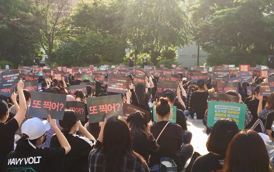 인터넷 카페 ‘강남·홍대 성별에 따른 차별수사 검경 규탄 시위’는 26일 오후 서울 청계천 한빛광장에서 ‘성별에 따른 차별수사 규탄 집회’를 열었다. 사진 최민영 기자 mymy@hani.co.kr