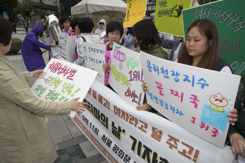 ‘제2회 임금차별타파의 날’인 지난 5월18일 오전 서울 종로구 광화문광장에서 한국여성노동자회와 전국여성노동조합이 견을 열어 남성 정규직 임금에 비해 여성 정규직 임금은 70.6%에 머무른다고 주장했다. 김성광 기자 flysg2@hani.co.kr