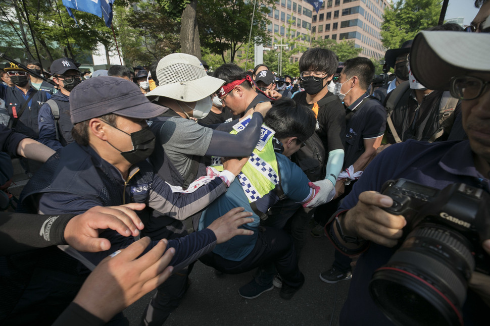 민주노총 조합원들이 28일 오후 국회 인근에서 '최저임금 산입법위 개악 저지 수도권 총파업대회'를 열어 국회로 행진을 시작하자 경찰이 가로막아 대치하고 있다. 김성광 기자 flysg2@hani.co.kr