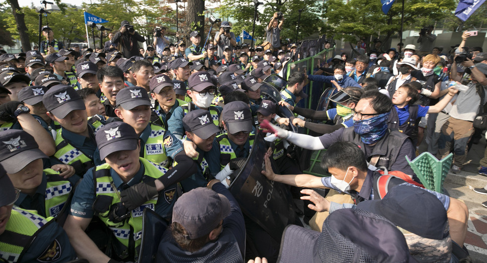 민주노총 조합원들이 28일 오후 국회 인근에서 '최저임금 산입법위 개악 저지 수도권 총파업대회'를 열어 국회로 행진을 시작하자 경찰이 가로막아 대치하고 있다. 김성광 기자 flysg2@hani.co.kr