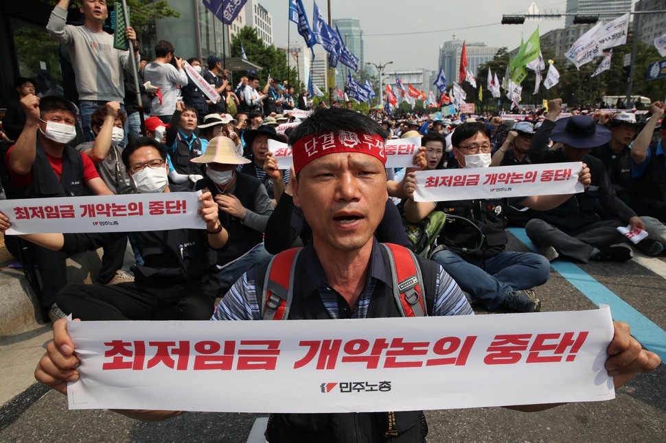 '최저임금 개악 규탄 집회' 28일 서울 여의도 국회 앞에서 열린 '최저임금 개악저지 민주노총 수도권 총파업대회'에서 참가자들이 구호를 외치고 있다. 김봉규 선임기자 bong9@hani.co.kr