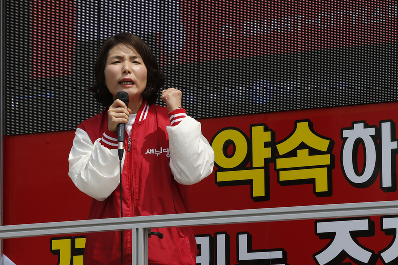 전희경 자유한국당 의원이 2016년 총선에서 새누리당 후보로 유세를 하고 있다. <한겨레> 자료 사진.