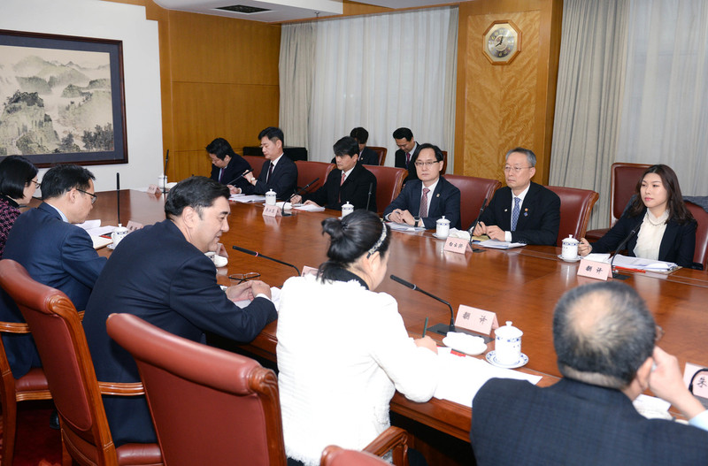 백운규 산업통상자원부 장관이 2017년 12월14일 중국 베이징 국가에너지국 회의실에서 누얼바이커리 중국 국가에너지국장(장관)과 면담을 하고, 가스·원전·신산업 분야와 동북아 슈퍼그리드 협력에 관한 의견을 교환했다. 산업부 제공