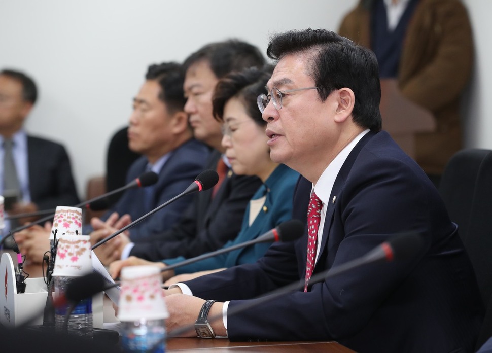 정우택 자유한국당 전 원내대표가 지난해 12월11일 국회에서 퇴임 기자간담회를 하고 있다. 다음날인 12일 원내대표 경선에서 김성태 현 원내대표가 당선됐다. 강창광 기자 chang@hani.co.kr