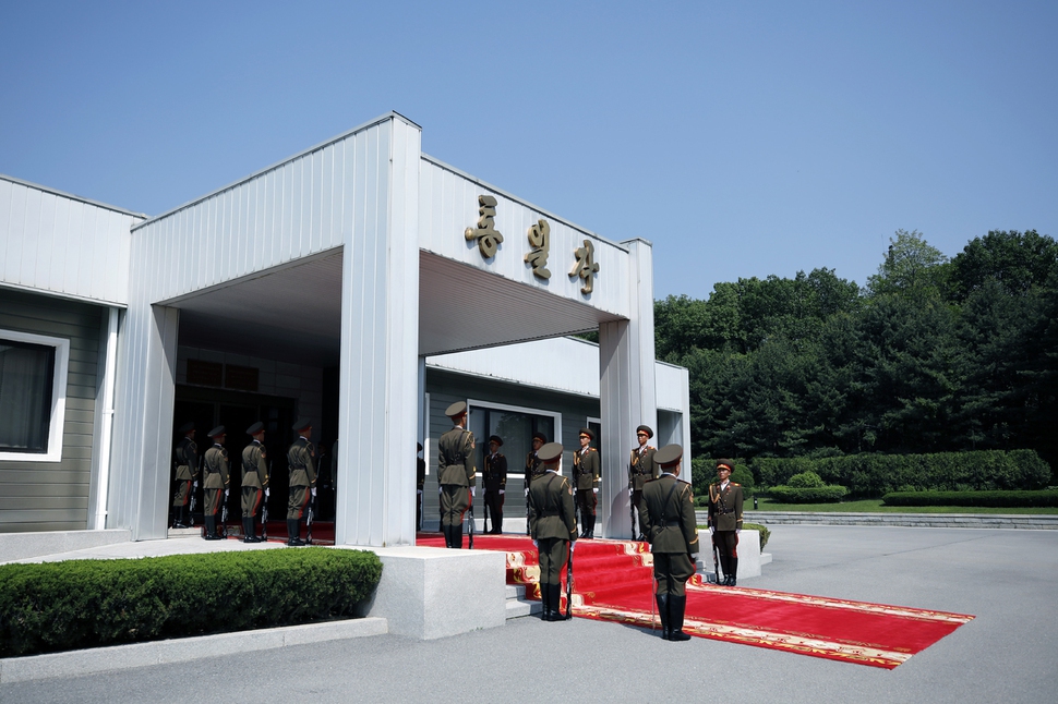 2018년 5월 26일 남북정상회담이 열린 판문점 북측 판문각 입구에 의장대들이 도열해 문재인 대통령을 기다리고 있다. 청와대 제공