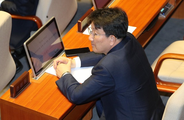강원랜드 채용 과정에서 부정 청탁을 한 혐의로 체포동의안이 보고된 권성동 자유한국당 의원이 28일 오후 서울 여의도 국회 본회의장에 앉아 있다. 강창광 기자 chang@hani.co.kr
