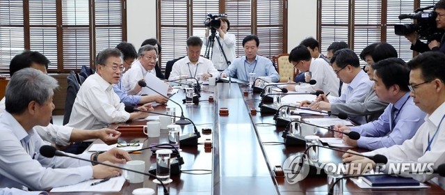 문재인 대통령이 29일 오후 청와대 여민1관 소회의실에서 김동연 경제부총리를 비롯한 경제 관련 부처 장관들이 참석한 가운데 가계소득동향 점검회의를 주재하고 있다. 사진 청와대 제공