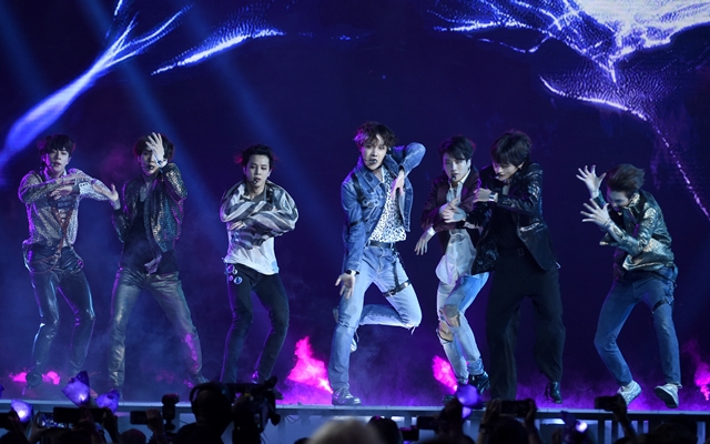5월20일 열린 ‘2018 빌보드 뮤직 어워즈’에서 방탄소년단이 공연을 펼치고 있다. AP 연합뉴스