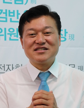 신용한 바른미래당 충북지사 후보가 지난 28일 충북 청주시 내덕동 선거캠프에서 <한겨레>와 인터뷰하고 있다. 오윤주 기자